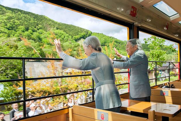 '14年5月。わたらせ渓谷鉄道にご乗車になり、お手を振る上皇（当時は天皇）ご夫妻。地方の私鉄に乗られるのは珍しい　写真提供／宮内庁