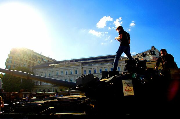 鹵獲されキーウに搬送されたロシア軍の戦車に乗るウクライナ青年　撮影／渡部陽一
