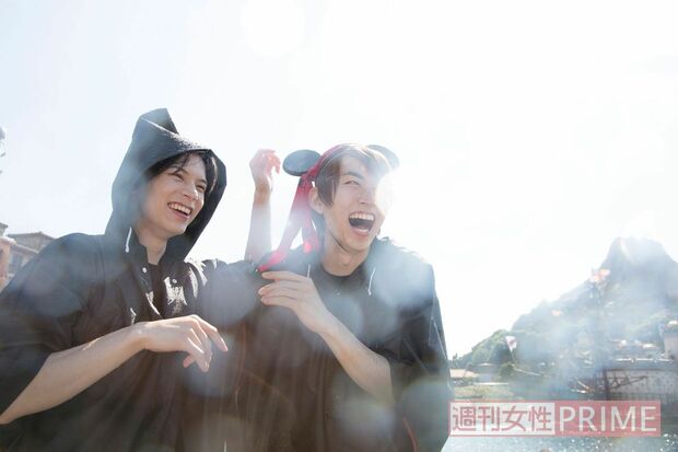 最初は少しずつ降ってきた水が、どんどん大量に。びしょ濡れになって大喜びのふたり。撮影／伊藤和幸　(c)Disney