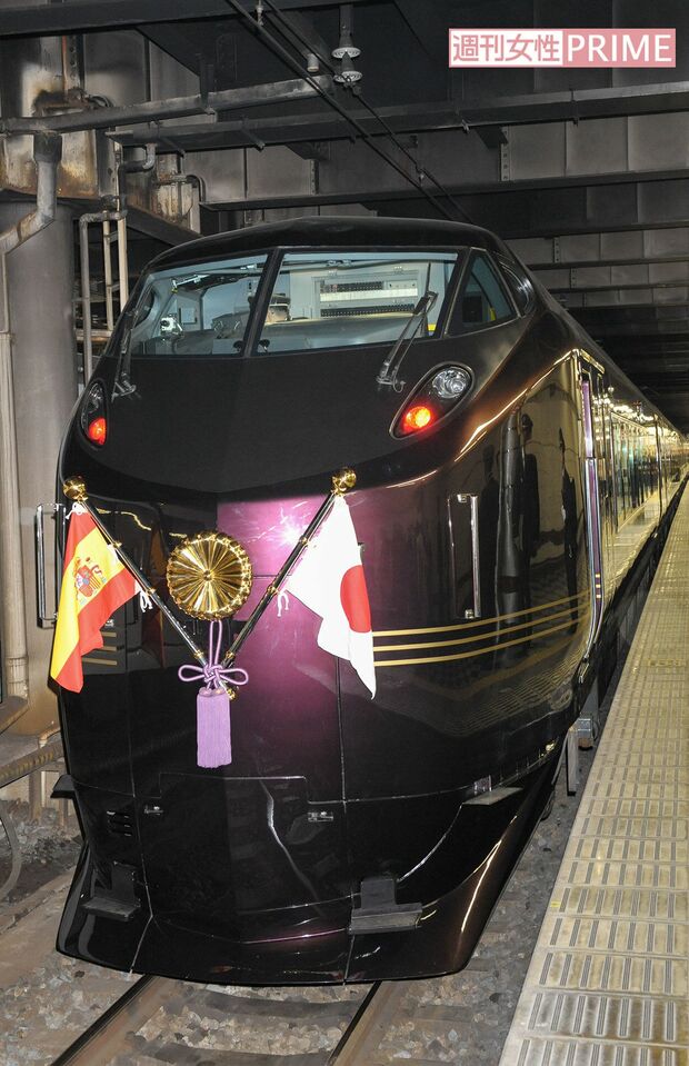 '08年11月。スペイン国王夫妻とともに上皇（当時は天皇）ご夫妻がお召し列車に。茨城県つくば市を訪問された