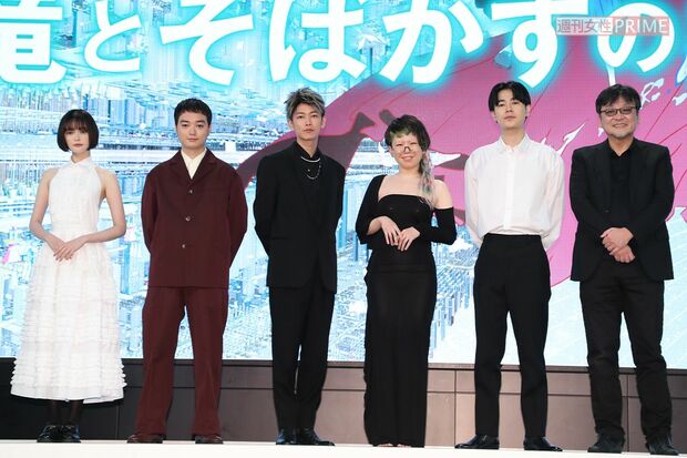 成田（右から2人目）らが登壇した『竜とそばかすの姫』完成報告会見