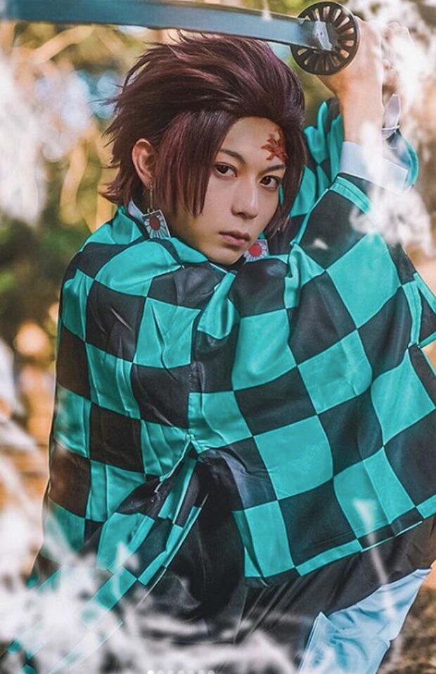 YouTuberのみっき〜、『鬼滅の刃』に登場する竈門炭治郎のコスプレを披露(本人インスタグラムより)