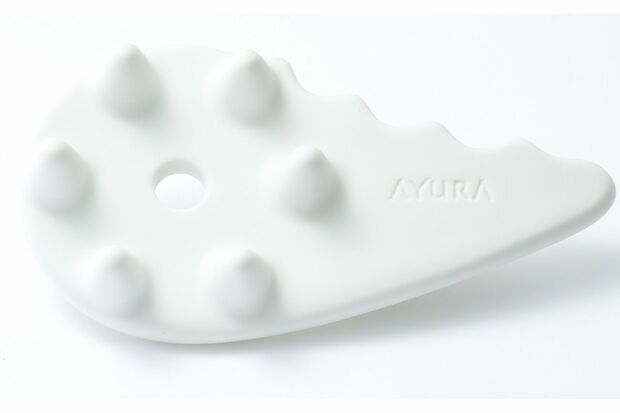 アユーラ　ビカッサヘッドプレート頭皮を効率よくほぐすことができる陶磁器製のプレート。心地よいなめらかな肌あたりとすぐれた操作性で誰でも簡単に本格的なヘッドマッサージが楽しめる。2750円／アユーラ　フリーダイヤル0120‐090‐030