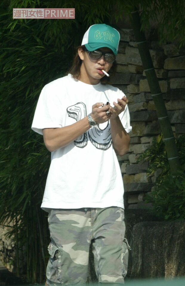 2005年9月、娘たちをスクールに送った後に一服する木村拓哉