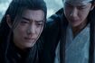 傷を負った魏無羨と、助ける藍忘機『陳情令』(C)2019 ShenzhenTencent Computer Systems Company Limited