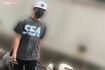 愛犬を散歩させる、若々しいファッションの木村拓哉(2021年8月)