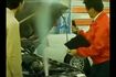 過去に放送されていたビッグモーターのCM。従業員が顧客の車の部品を手でもぎ取ると、その部分から激しい煙が(ツイッターより)
