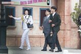 3月に撮影していた映画『コンフィデンスマンJP』の現場では、長澤まさみらと笑顔を見せていた東出（右端）