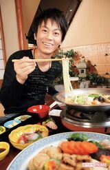 うどんすきに舌つづみ。週刊女性取材では松茸の土瓶蒸し、たこ焼き、お好み焼きなどもペロリ（'05年 ）　撮影／週刊女性写真班