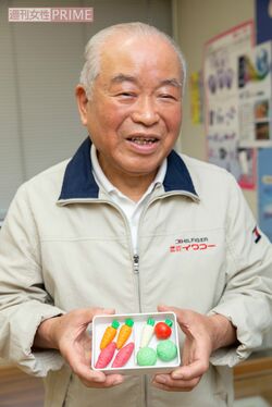 ’88年の第1作目「野菜シリーズ」を手にする、創業者の岩沢さん