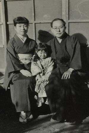 着物もたしなむ京子さん。夫、娘と七五三の記念撮影