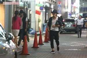 2015年9月、夜の街にそろって繰り出した滝沢秀明と今井翼