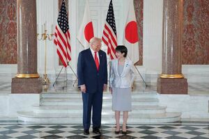 2025年10月28日、日米首脳会談を前に笑顔で言葉を交わす高市早苗首相とトランプ米大統領　撮影／JMPA