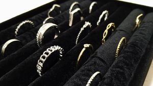 金や貴金属類は高値で取引される。若いころ購入し、使っていないものも価値が出るかも