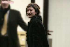 2005年3月、市村との結婚を問われてはにかむ篠原涼子