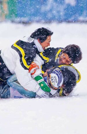 雪の上で抱き合う男たち。「フナキ~」と祈るような原田の応援も忘れられない 写真/アフロ