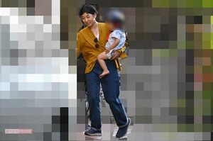 一人娘を抱いて帰宅する安藤サクラ