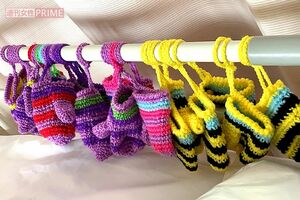 編み物は花子さんの趣味。手のリハビリを兼ねて「ハッピーエンド」と名づけたミニ手袋を制作　写真／宮川花子X（生駒のえりざべーと@fukkatuERZABEAT）より