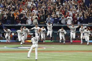 WBC優勝の喜びでグローブを投げる大谷翔平。その後、必死に探していた写真/共同通信社