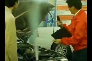 過去に放送されていたビッグモーターのCM。従業員が顧客の車の部品を手でもぎ取ると、その部分から激しい煙が（ツイッターより）