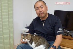 丹さんのひざの上でくつろぐ。顔が大きく手脚が短いのがぶさおたるゆえん