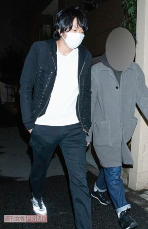 週刊女性の直撃を受ける山口周平氏