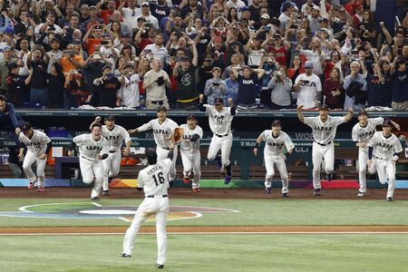 WBC優勝の喜びでグローブを投げる大谷翔平。その後、必死に探していた写真／共同通信社　