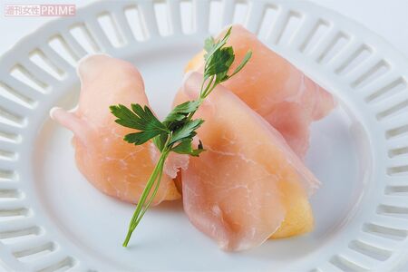 定番は「生ハムメロン」だが、桃も生ハムによく合う（撮影／山田智絵）