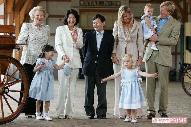 '06年8月、雅子さまのご静養のためオランダに行かれたご一家。アレキサンダー皇太子一家とご一緒に記念写真を撮影される天皇陛下と雅子さまと愛子さま