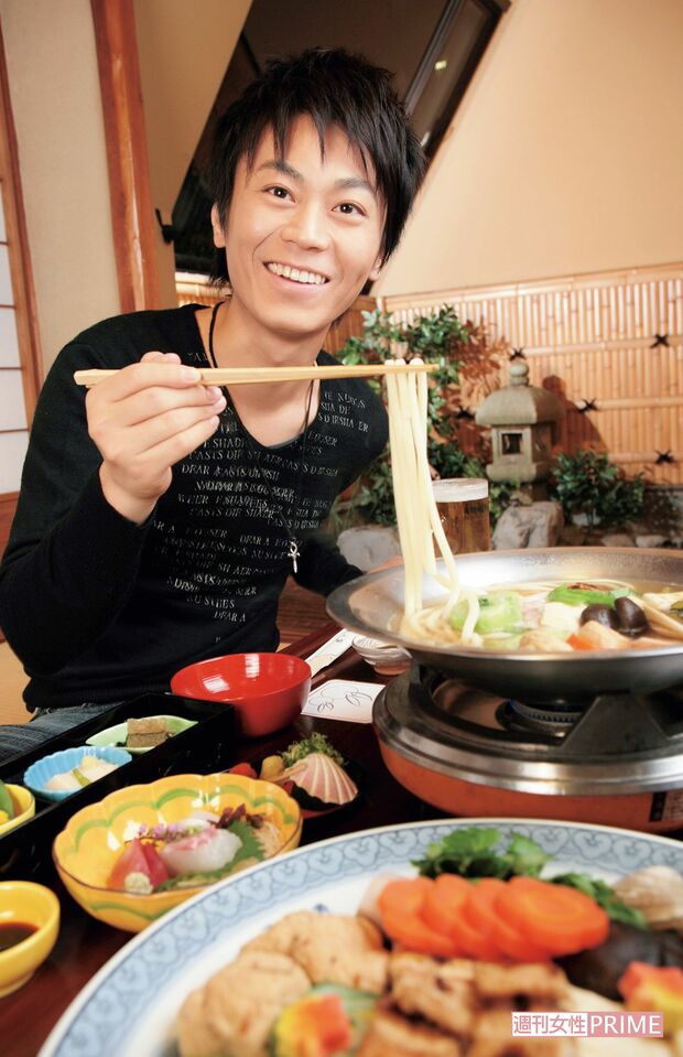 うどんすきに舌つづみ。週刊女性取材では松茸の土瓶蒸し、たこ焼き、お好み焼きなどもペロリ（'05年 ）　撮影／週刊女性写真班