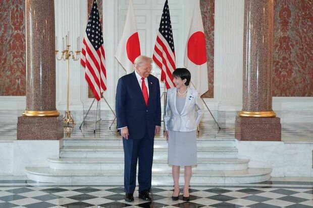 2025年10月28日、日米首脳会談を前に笑顔で言葉を交わす高市早苗首相とトランプ米大統領　撮影／JMPA