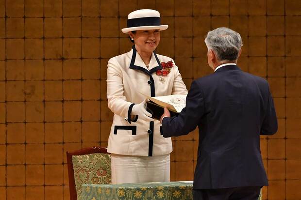 5月22日、皇后として初めての全国赤十字大会で功績のあった代表者を笑顔で称えられた