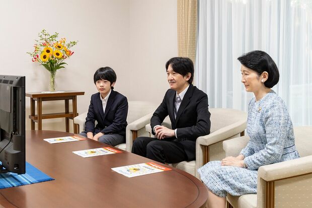 『全国高等学校総合文化祭』の総合開会式を中継でご覧になるお三方（8月6日）