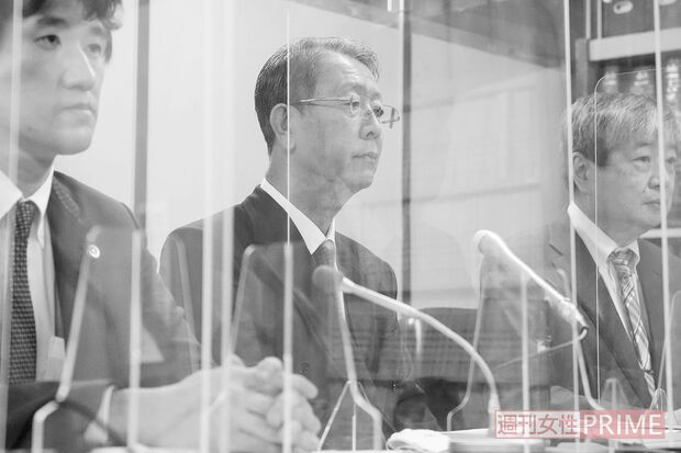 提訴後、記者会見に臨んだ江蔵さん（写真中央）と海渡雄一（右）、小川隆太郎（左）の両弁護士。江蔵さんは「自分が何者なのか知りたい」と訴えた