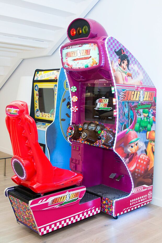 なんと、ヴァネロペとラルフがそれぞれ登場するレースゲームとアーケードゲームが。しかも、ちゃんと遊べる！　(c)2018 Disney. All Rights Reserved.