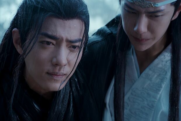 傷を負った魏無羨と、助ける藍忘機『陳情令』（C）2019 ShenzhenTencent Computer Systems Company Limited