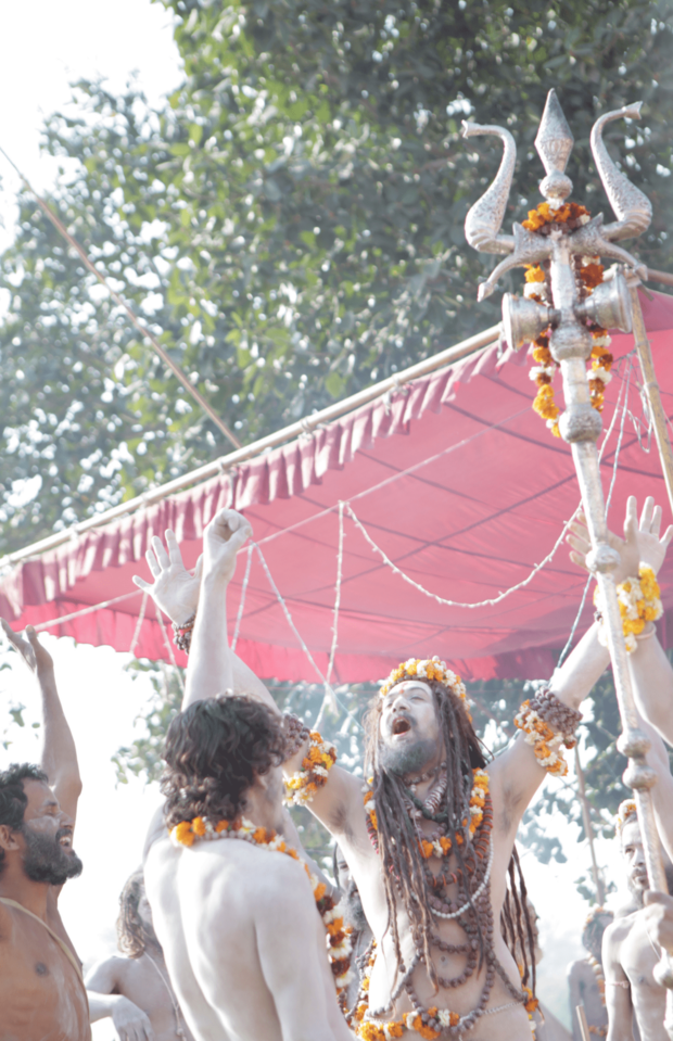 「トリミングしましたが、本当はこの人たち、下半身も丸裸です」と撮影・鮫島亜希子氏談。