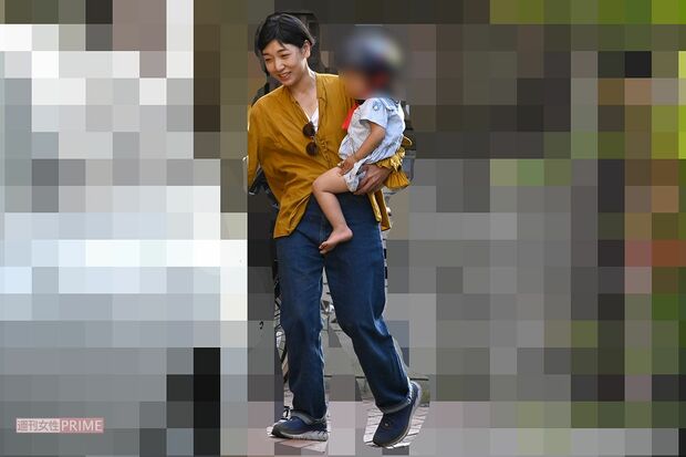 一人娘を抱いて帰宅する安藤サクラ