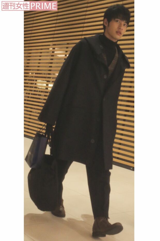 マネージャーがピッタリ寄り添っていた未成年のころの岡田健史