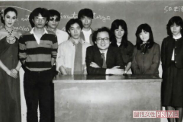 早稲田大学在学中から女装をするように。普段の授業やゼミにも女装姿で通っていた