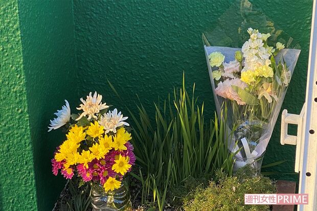 自宅前には供花があった