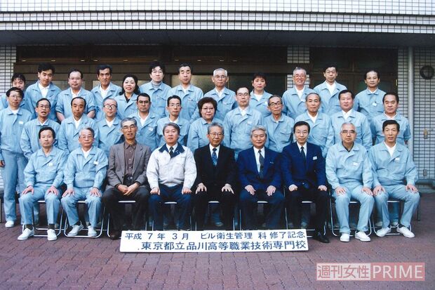 職業訓練校時代の新津さん（最後列のいちばん左）。20歳も年の離れた生徒たちに交じって清掃技術を学んだ