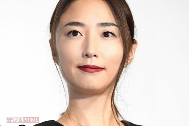 【画像・写真】megumi「美脚に目がいかない」『クラリーノ美脚大賞』授賞式での“場違い”胸元ザックリドレスに冷ややかな声 週刊女性prime