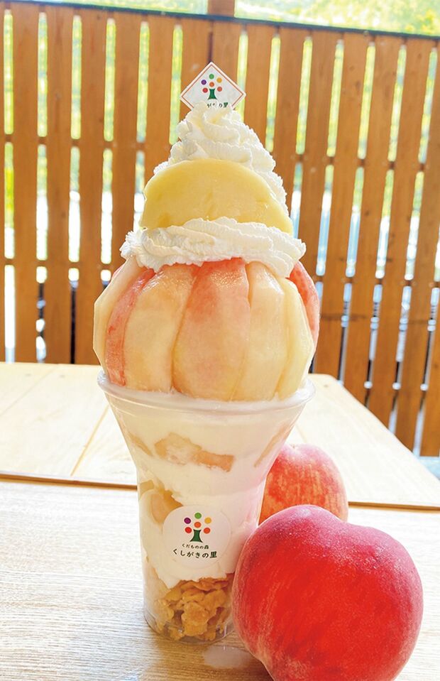 季節のフルーツをふんだんにのせた土日祝日限定の特大パフェ。夏は『くだもの農家の完熟特大桃パフェ』(3500円、8月末までの予定。収穫量により変更の可能性あり)