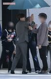 スタッフのハネた前髪を手で押さえて直してあげる菊池風磨。その優しさはまさに“王子様”