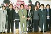 映画『踊る大捜査線 THE MOVIE 2 レインボーブリッジを封鎖せよ！』の記者会見に登壇する亀山さん（左・'03年）