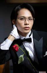 上田竜也　撮影/齋藤周造 ヘアメイク/大宝みゆき スタイリスト/髙木阿友子 衣装協力/ノービアノービオ