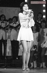 ミニスカートで歌う『夏にご用心』がヒット。美脚を披露し18歳の健康美を（'76年撮影）