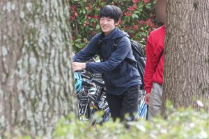 自転車を引きながらご学友と楽しそうに話をされていた悠仁さま(読者提供)