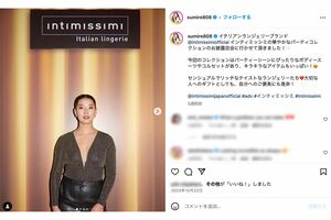 大胆に胸元の空いた服を着こなす(すみれのインスタグラムより)